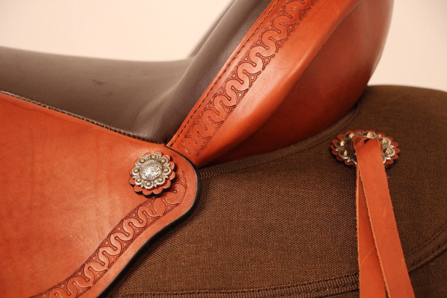 15869-abetta-crossover-saddle-7.webp Abetta Crossover Saddle