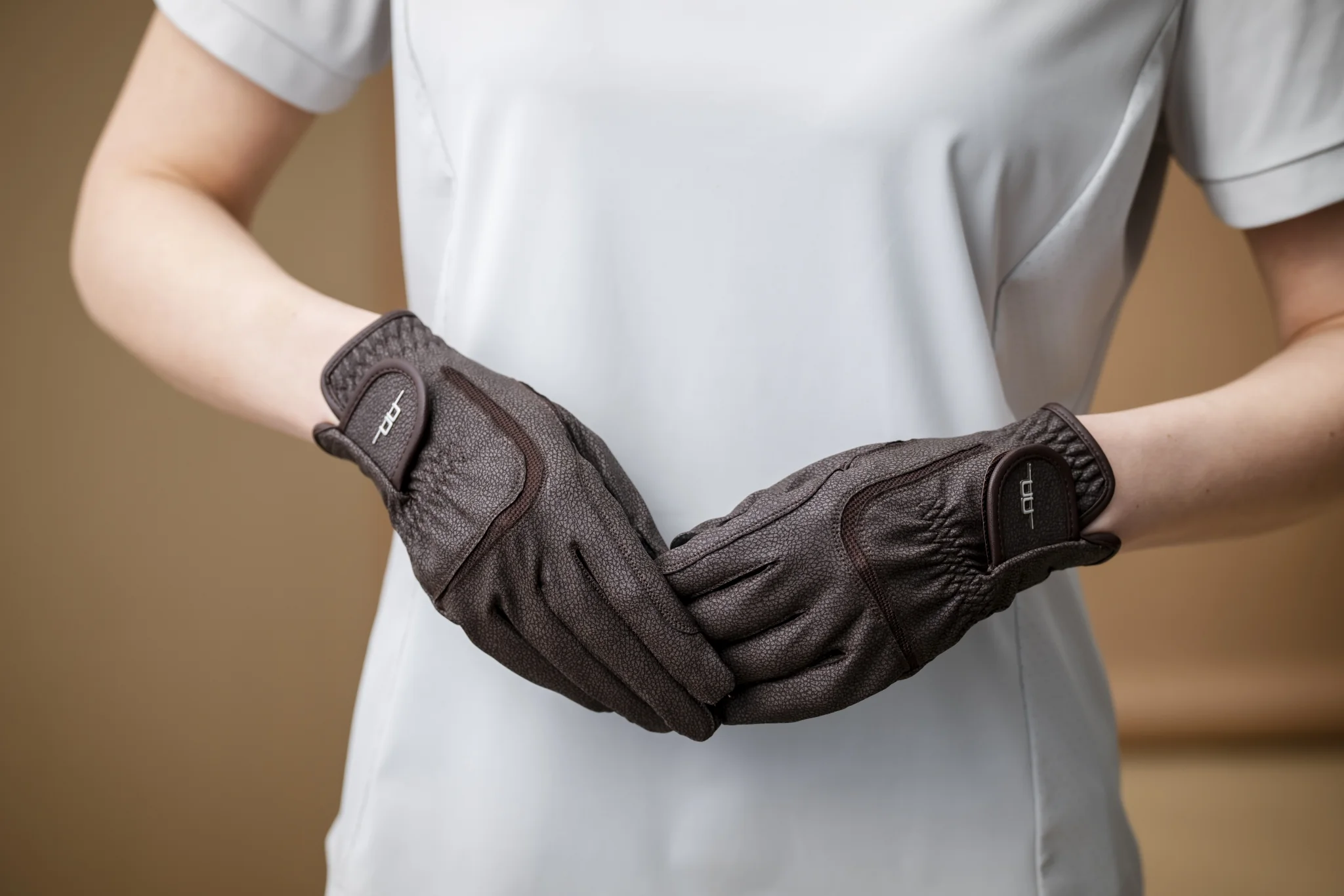 17801-aa-platinum-glove-2.webp AA Platinum Glove