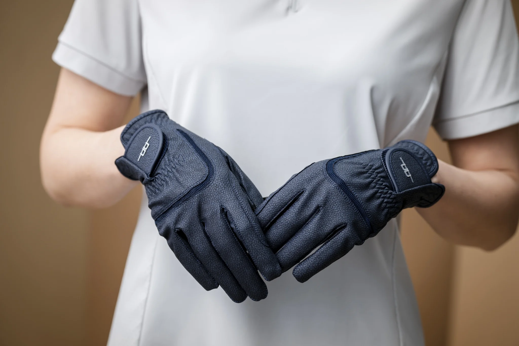 17801-aa-platinum-glove-3.webp AA Platinum Glove