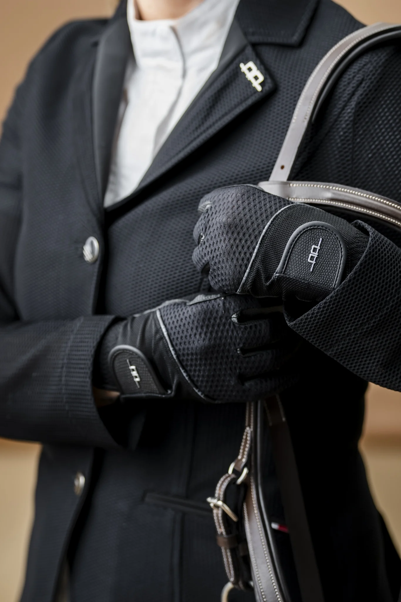 17838-aa-motion-lite-mesh-glove-5-black-1.webp AA Motion Lite Mesh Glove 5 Black