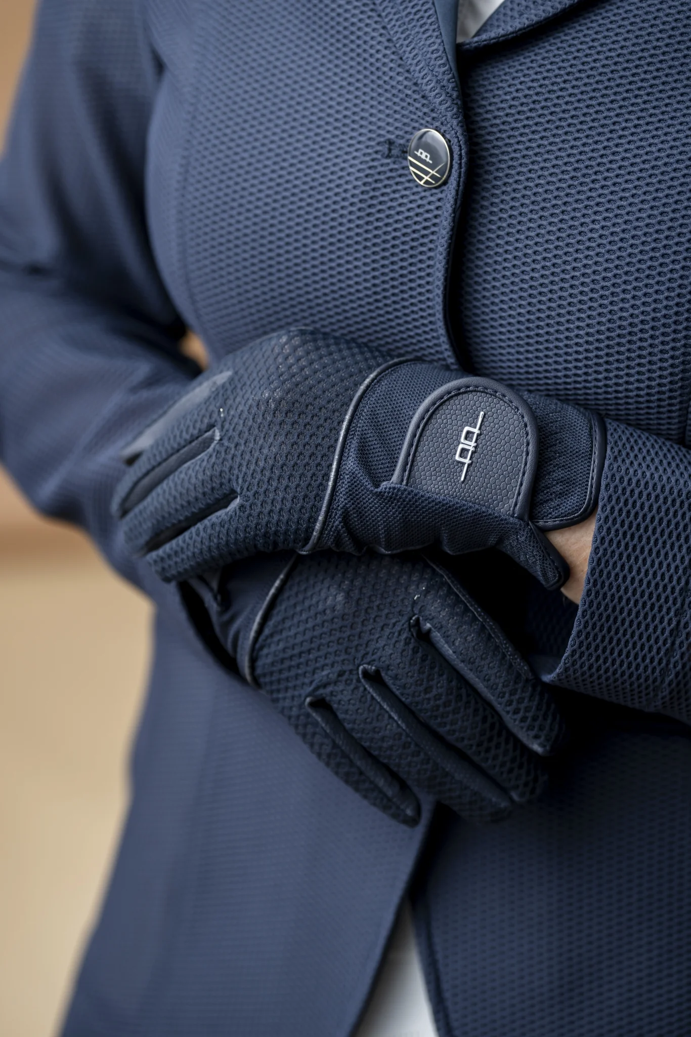 17838-aa-motion-lite-mesh-glove-5-black-3.webp AA Motion Lite Mesh Glove 5 Black